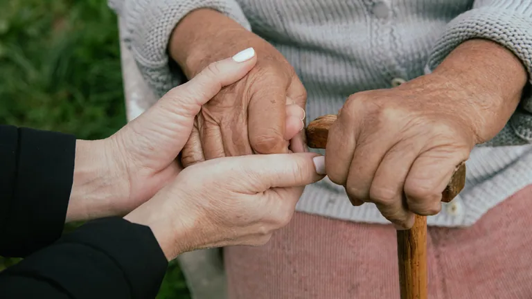 How WeCare Supports Family Caregivers: Resources and Tips